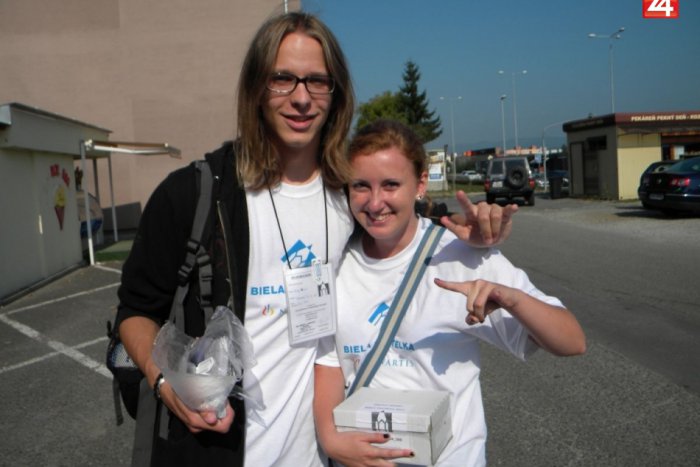 Ilustračný obrázok k článku Biela pastelka ide do ulíc! Dobrovoľníkov nájdete aj v našom meste